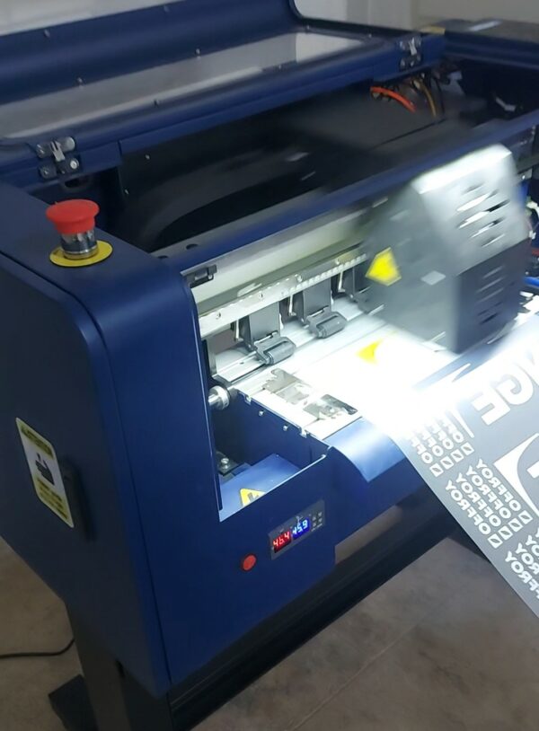 Voici l'imprimante DTF utiliser dans les locaux de Creacool. Cette imprimante novatrice utilise les nouvelles technologies à la pointe, afin de vous proposer une personnalisation textile 100% fiable et durable.
