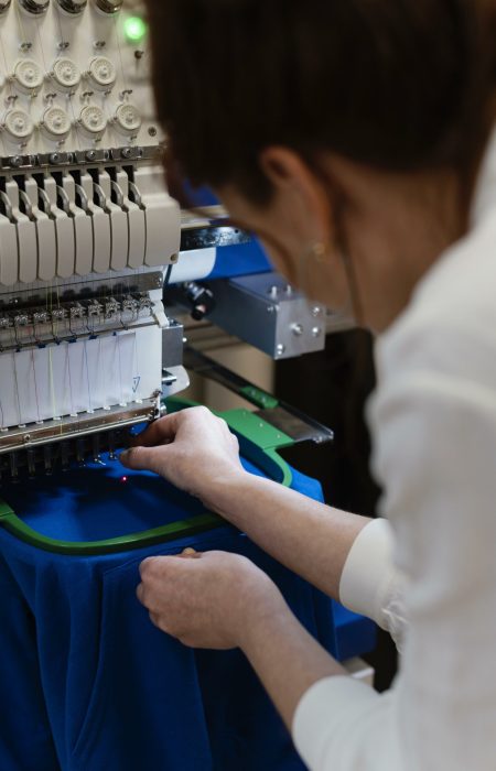 Broderie automatique utilisée par une femme afin de personnaliser un textile.